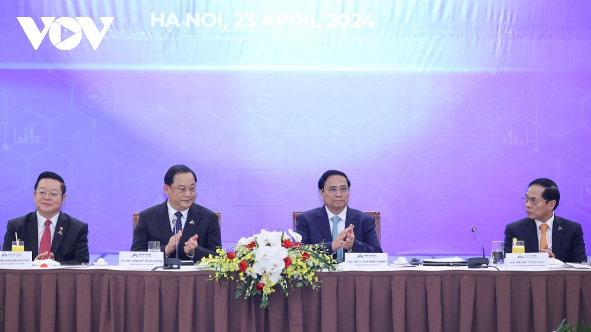 Vietnamese and Lao PMs co-chair roundtable with ASEAN businesses and partners